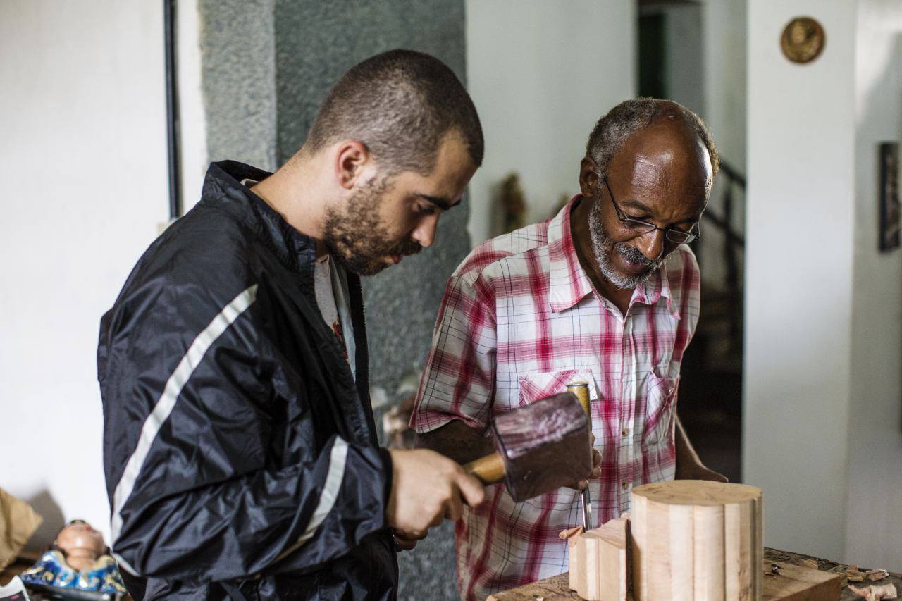 {{Mestre Paiva na inglória tarefa de ensinar este pobre escriba a esculpir... - Foto: Jardiel Carvalho - R.U.A Foto Coletivo}}
