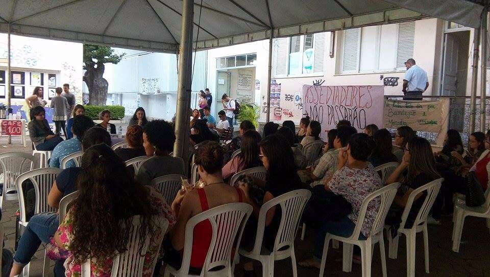 Reitoria da UFF pode decidir pela exoneração de professor acusado de assédio sexual por dezenas estudantes