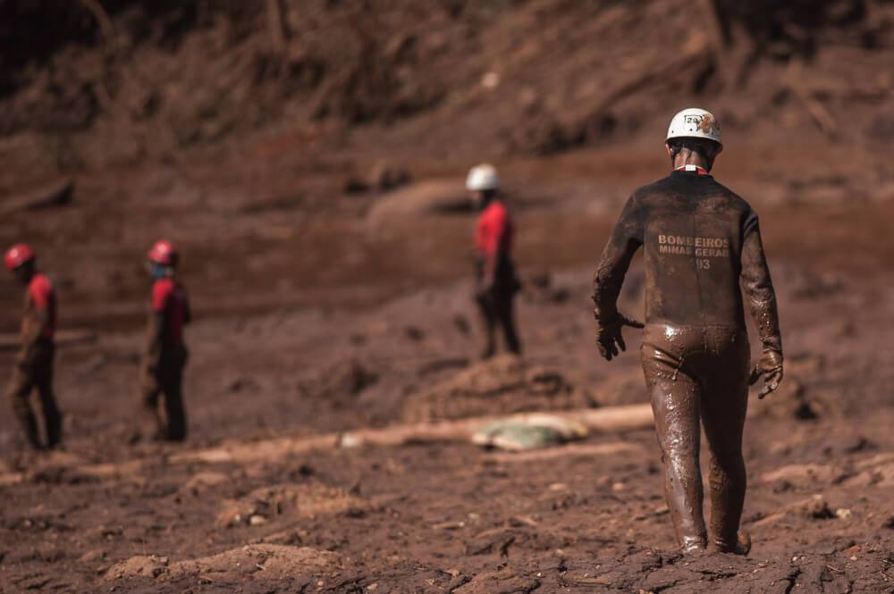 Bombeiros fazem buscas na região do Parque das Cachoeiras, em Brumadinho Bombeiros fazem buscas na região do Parque das Cachoeiras, em Brumadinho