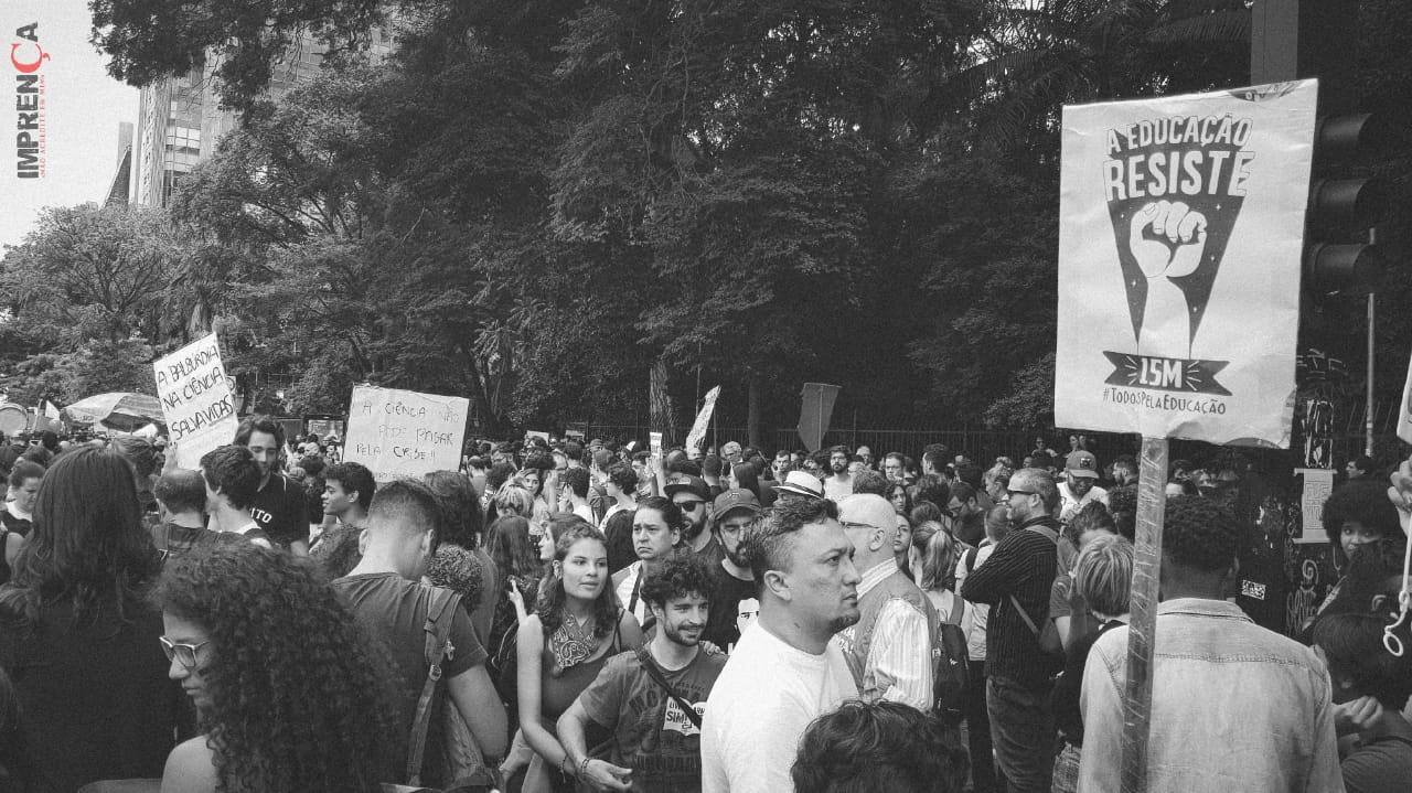 Atos contra cortes na educação param o país